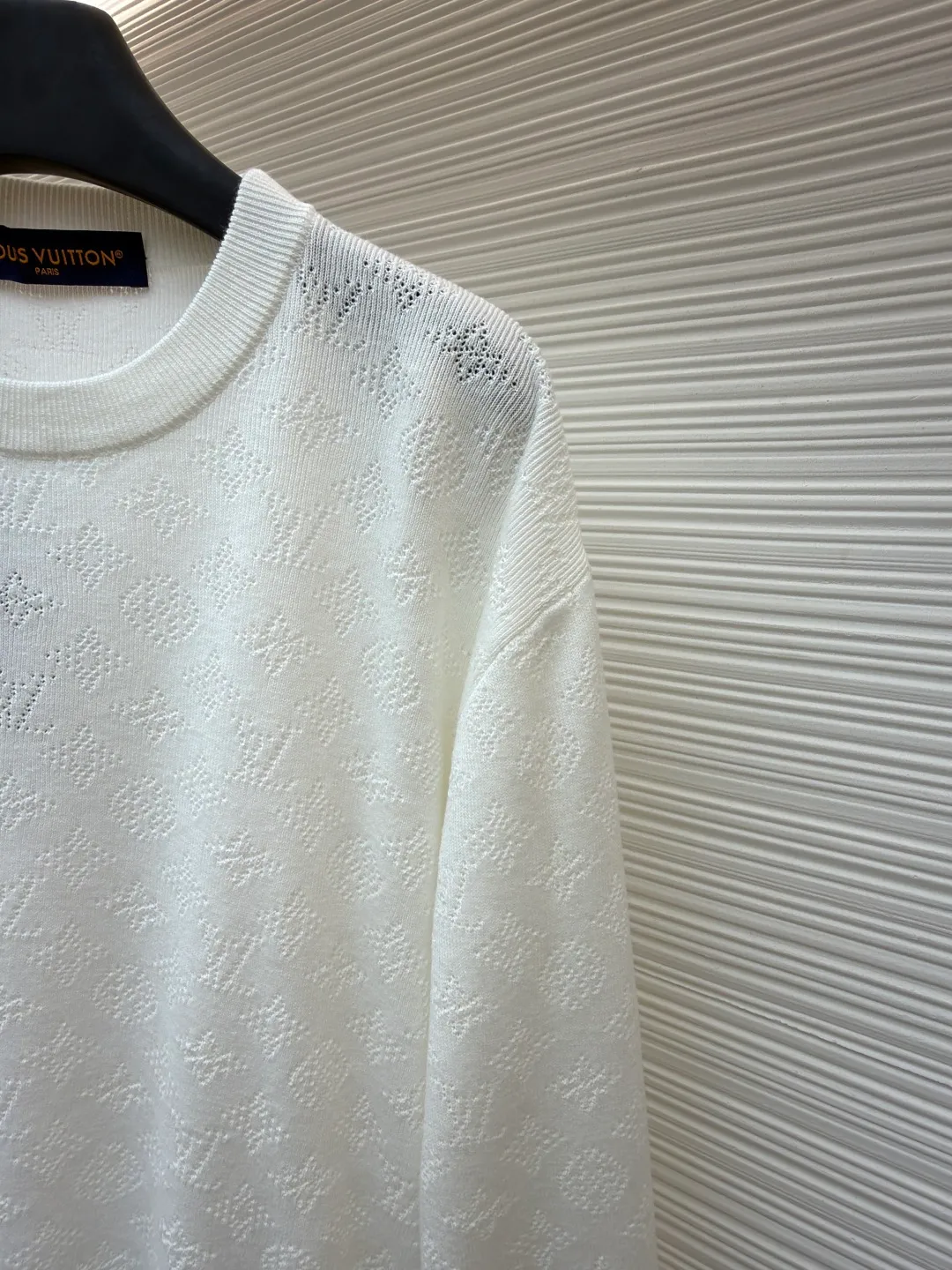 LOUIS VUITTON cotton round neck long-sleeved sweater with pick stitching ●Original version: purchased and developed by 12929 ●Item number: 1681422-A75 ●Fabric: combed cotton gauze fabric ●Technology: jacquard production ●Color: white ●Version: fitted version ●Weight: about 410 grams ●Size: S-M-L-XL ●Description: Through precision hollow knitting technology, it presents the brand's classic Monogram texture, with both soft texture and transparent design. The round neck design is processed through the narrowing and seaming process, making the collar shape flat and fitting the neck. The whole body texture uses intarsia knitting technology, and the pattern is delicate and three-dimensional, integrating with the fabric, making the brand highly recognizable. The cuffs are ribbed knitted to fit the wrist tightly and have excellent resilience. The overall tailoring is a form-fitting version, and the multi-piece knitted structure is spliced. The lines are smooth and natural when worn. It not only shows the luxurious texture of knitted items, but also highlights the brand's high-end craftsmanship through exquisite hollowing technology. It is a boutique item that combines fashion sense and wearing comfort. The overall wiring is straight and delicate, the fabric is comfortable and soft, and the color is consistent without color difference. It can be matched with the same style to create a fashionable look and control various occasions. Customized accessories, complete with three standards, same style for men and women!